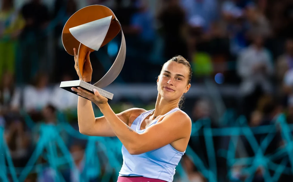 Sabalenka giơ cao chiếc cúp vô địch đơn nữ Madrid Open