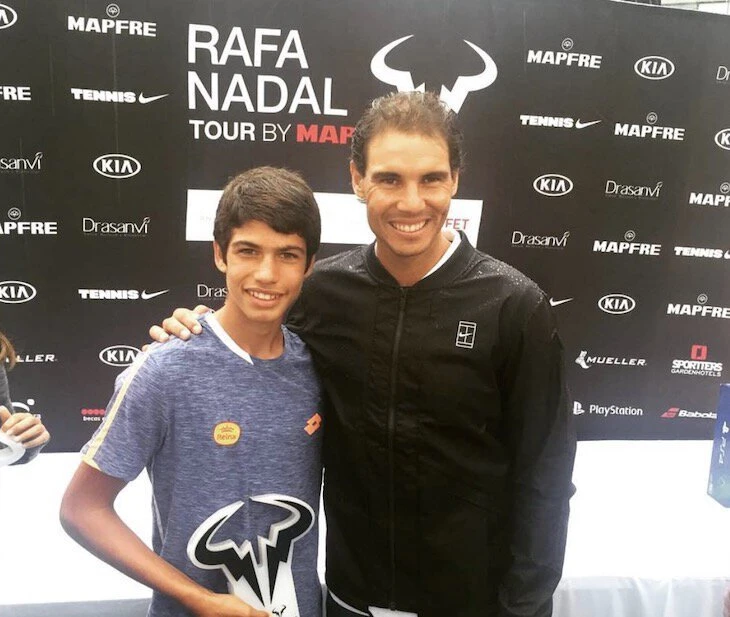 Alcaraz chụp hình cùng Nadal vào năm 2016