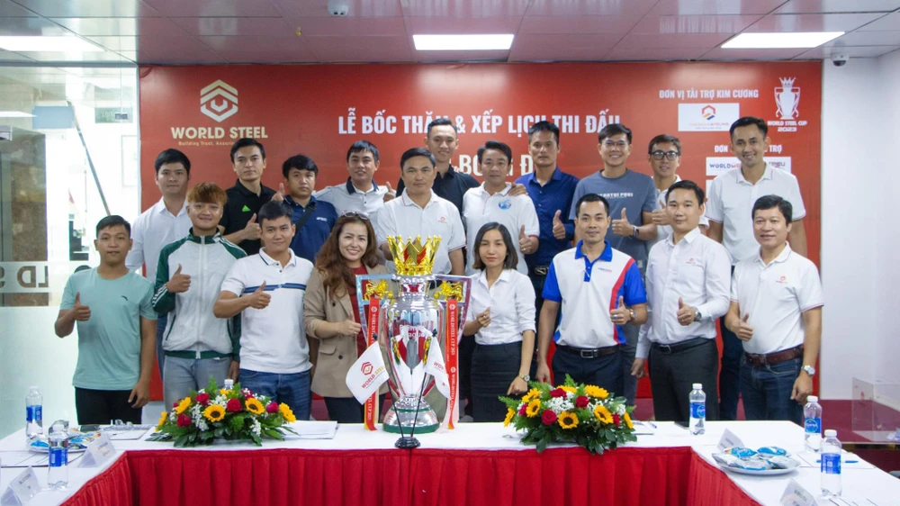 BTC và đại diện các đội bóng trong buổi lễ bốc thăm Giải World Steel Cup . Ảnh: THANH ĐÌNH