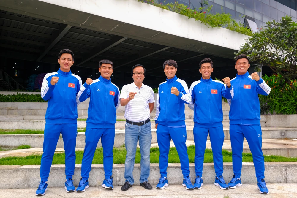 Tiến sĩ Võ Văn Tuấn (áo trắng) và các thành viên của Trường Đại học Văn Lang tham gia Đội tuyển Sinh viên Việt Nam. Ảnh: THANH ĐÌNH