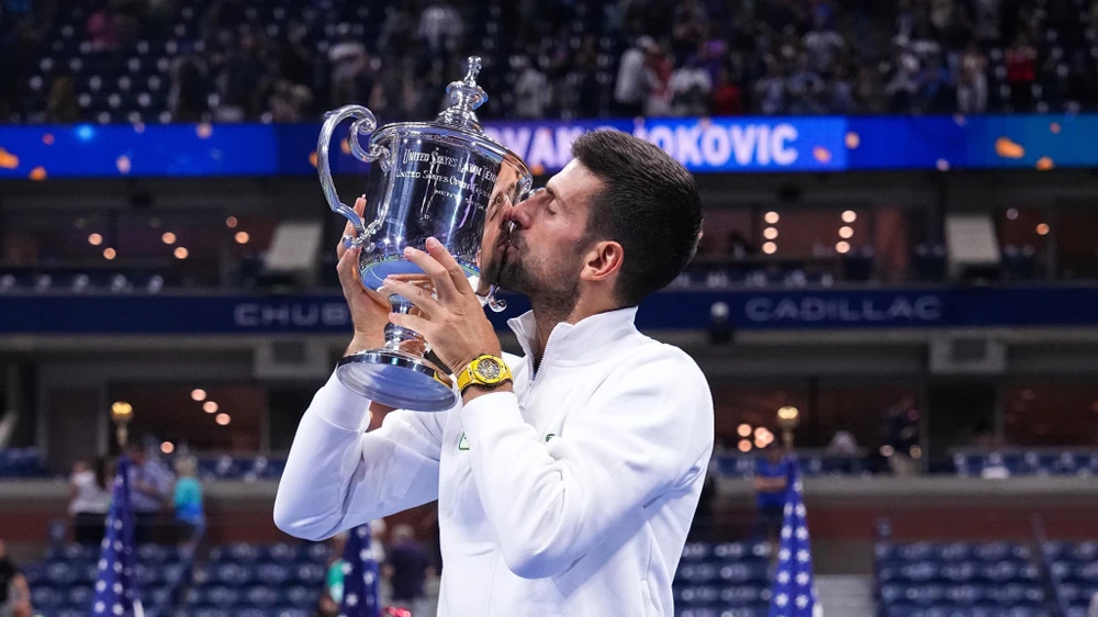 Djokovic hôn chiếc cúp vô đich US Open