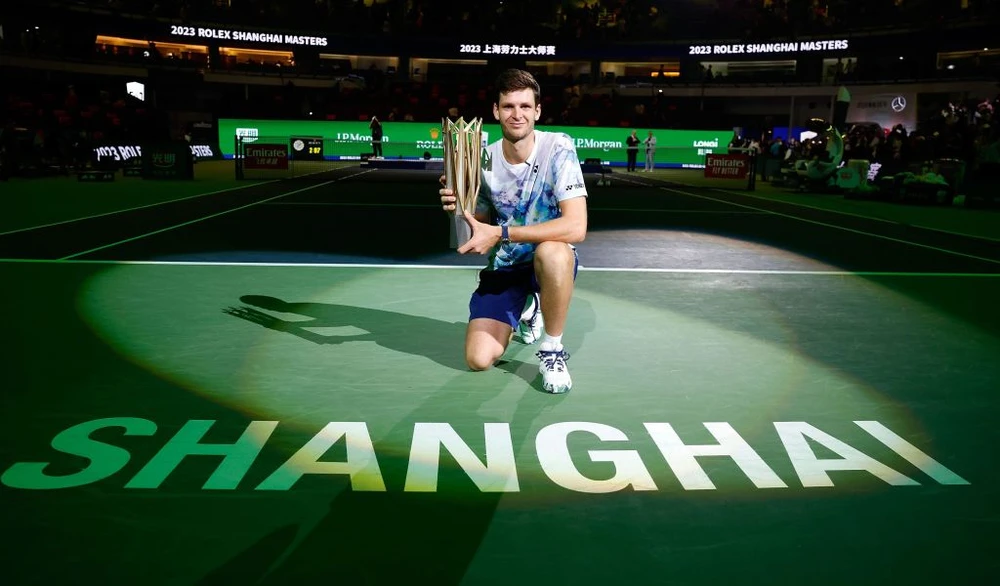 Hurkacz và chiếc cúp vô địch giải Shanghai Masters
