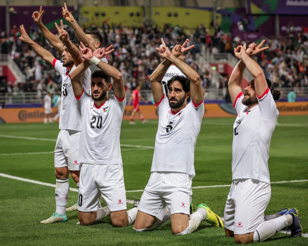 Các cầu thủ Palestine ngập tràn cảm xúc với chiến thắng