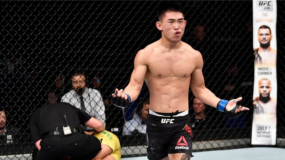Đối thủ mới của Petr Yan (I): “Cậu bé Kung Fu” Song Yadong đã từng học võ ở Thiếu Lâm Tự năm 9 tuổi, gia nhập MMA với hộ chiếu... giả ở tuổi 15- Ảnh 1.