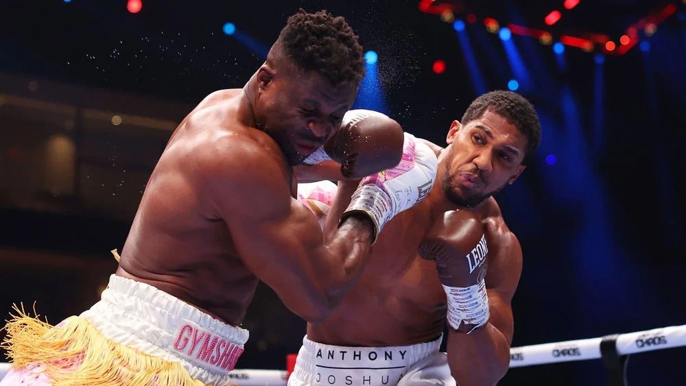 Anthony Joshua vs Francis Ngannou: Knock-down rồi lại KO, AJ “cơ bắp” đã dạy cho “The Predator” bài học về... đánh quyền chuyên nghiệp- Ảnh 1.