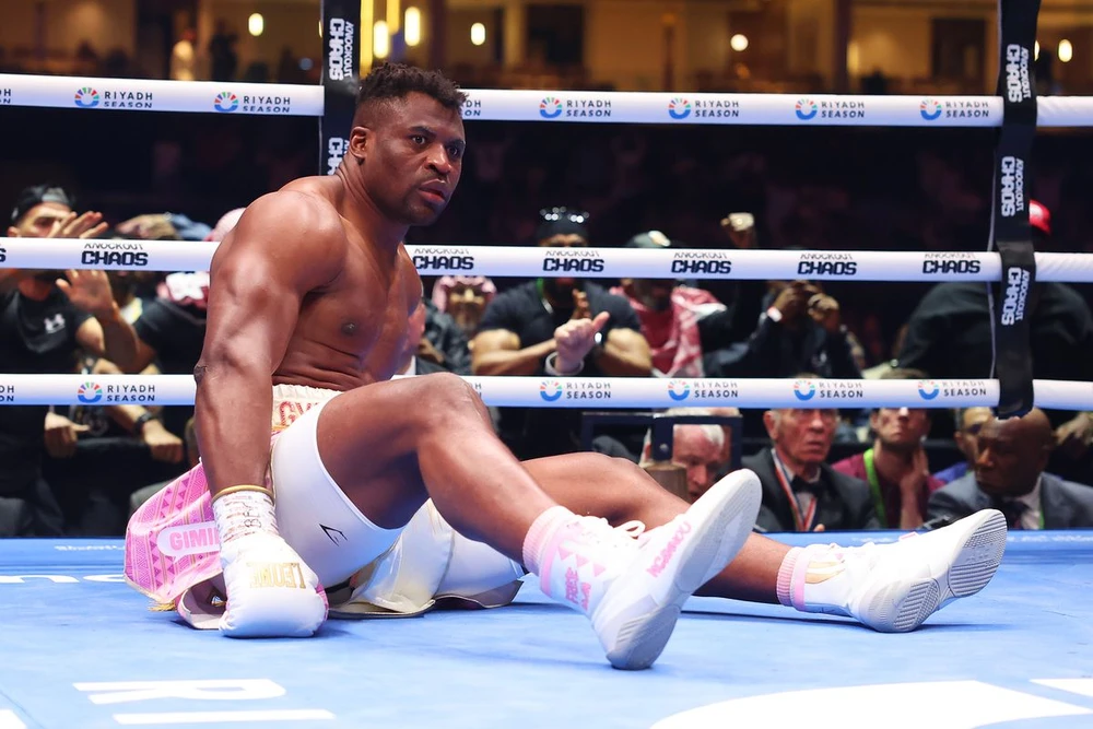 Anthony Joshua vs Francis Ngannou: Knock-down rồi lại KO, AJ “cơ bắp” đã dạy cho “The Predator” bài học về... đánh quyền chuyên nghiệp- Ảnh 5.