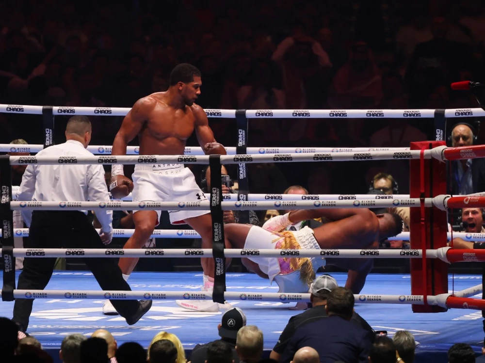 Anthony Joshua vs Francis Ngannou: Knock-down rồi lại KO, AJ “cơ bắp” đã dạy cho “The Predator” bài học về... đánh quyền chuyên nghiệp- Ảnh 3.