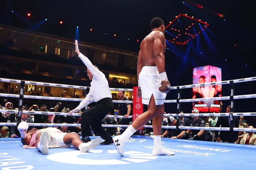 Anthony Joshua vs Francis Ngannou: Knock-down rồi lại KO, AJ “cơ bắp” đã dạy cho “The Predator” bài học về... đánh quyền chuyên nghiệp- Ảnh 4.