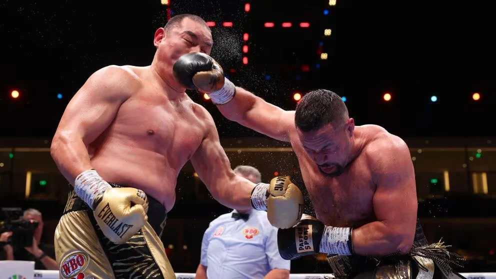 Anthony Joshua vs Francis Ngannou: Knock-down rồi lại KO, AJ “cơ bắp” đã dạy cho “The Predator” bài học về... đánh quyền chuyên nghiệp- Ảnh 2.