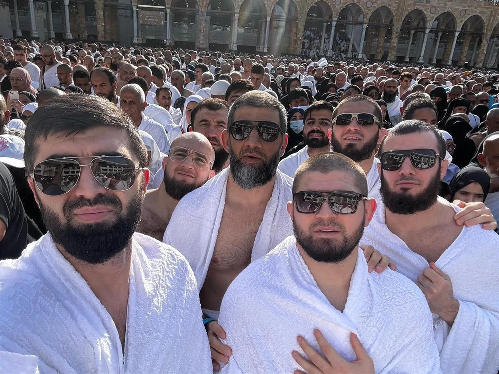 Là một tín đồ Hồi giáo ngoan đạo, Khabib (thứ 2 bên phải) luôn chủ trương "chân - thiện - mỹ", yêu thương gia đình và người xung quanh