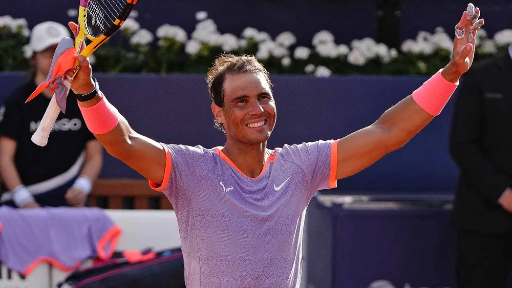 Barcelona Open: Rafael Nadal thắng trận đầu tiên trên mặt sân đất nện kể từ ngôi vô địch Roland Garros 2022- Ảnh 1.