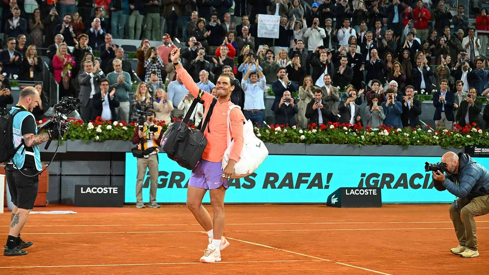 Nadal vẫy tay chào tạm biệt các khán giả ở La Caja Magica
