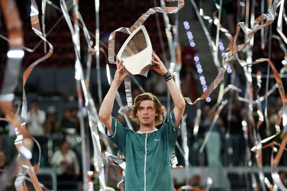 Rublev nâng cao chiếc cúp vô địch Madrid Masters