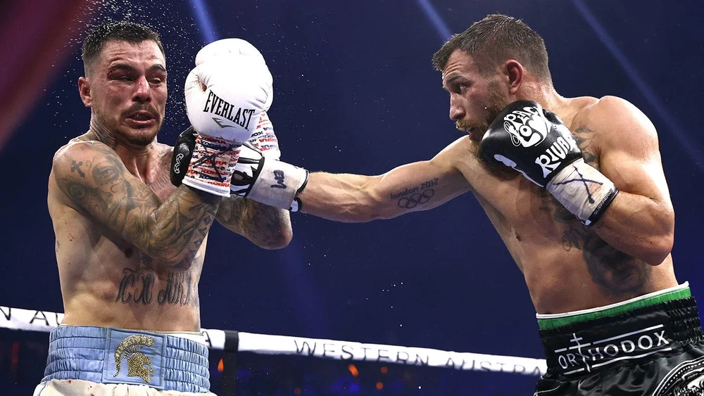 Lomachenko tung một cú đấm trúng mặt Kambosos