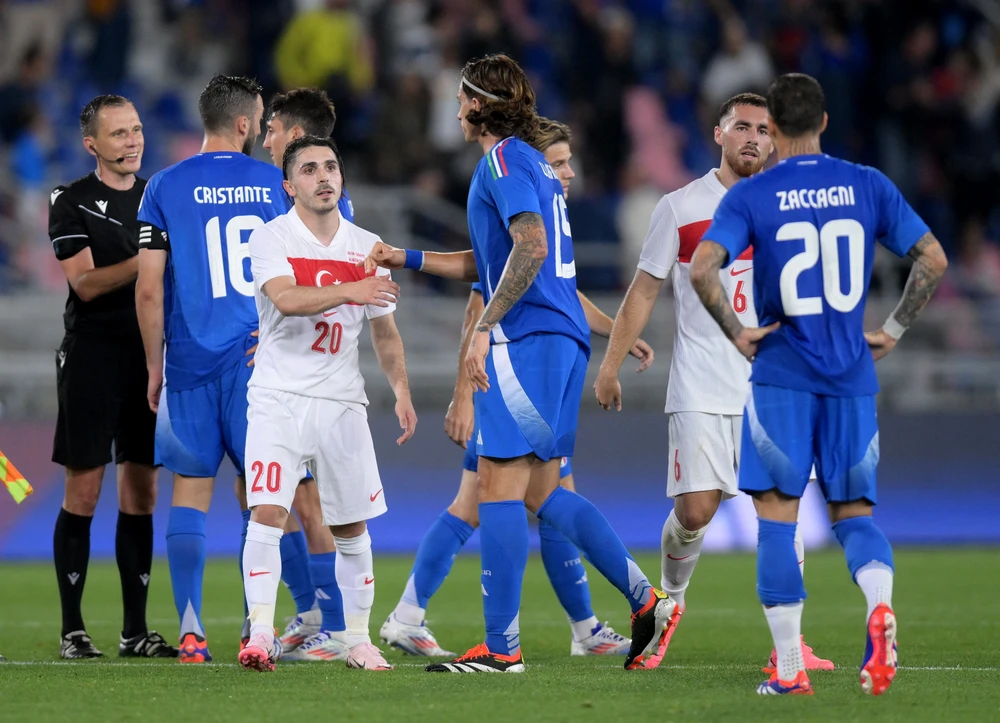 Các cầu thủ Thổ Nhĩ Kỳ và Italia sau trận hòa 0-0
