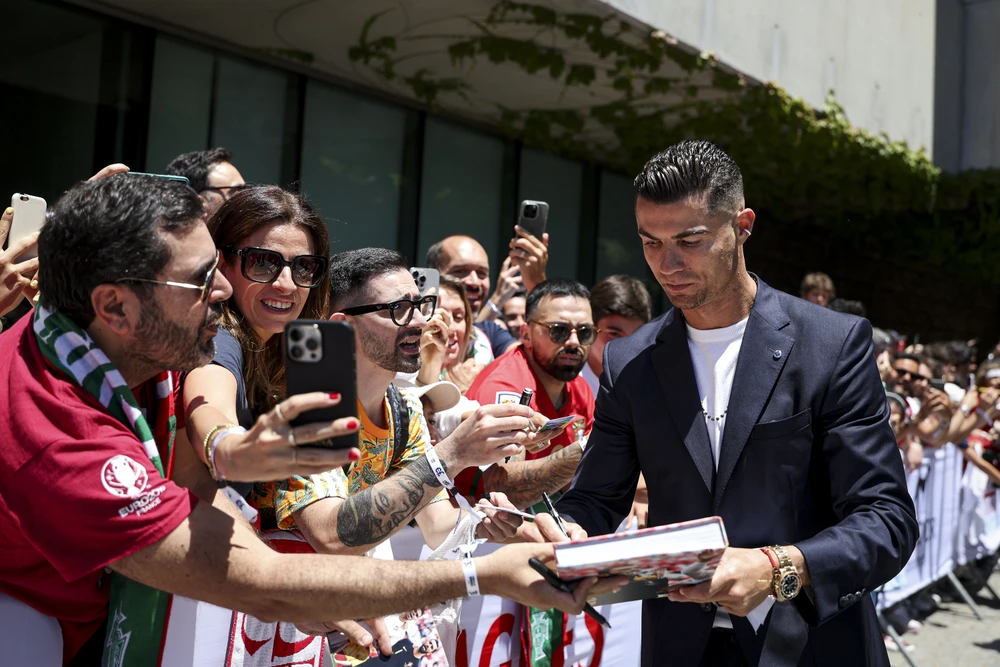 Ronaldo ký tặng người hâm mộ