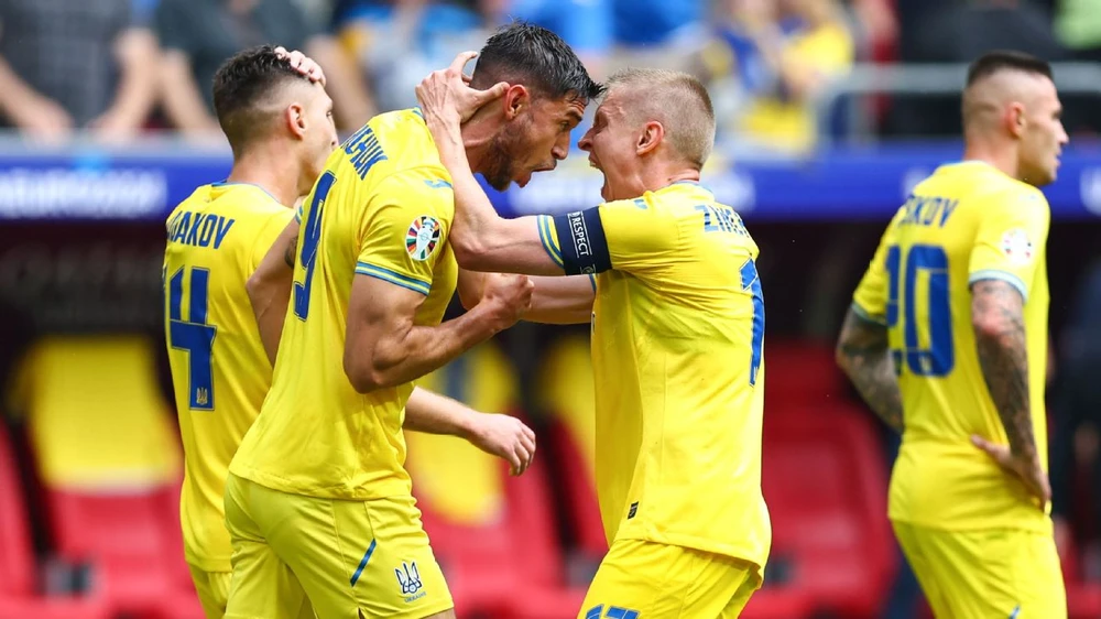 Các cầu thủ Ukraine ăn mừng bàn thắng quyết định