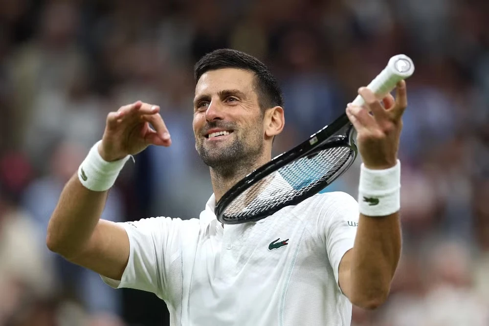 Djokovic ăn mừng chiến thắng theo phong cách quen thuộc