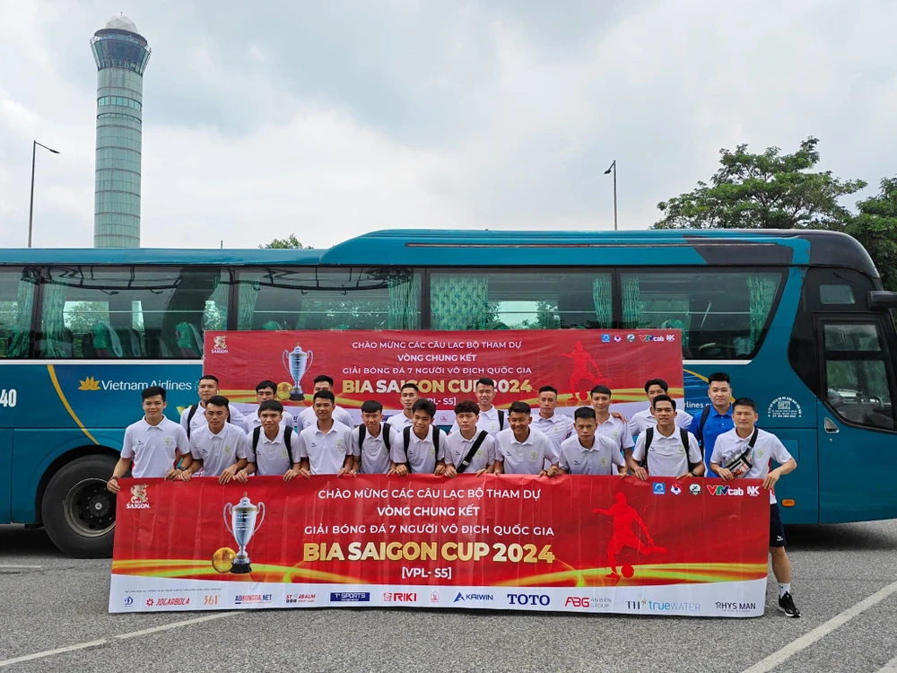 Bamboo FC đã hạ cánh xuống Hà Nội. Ảnh: ĐOÀN NHẬT