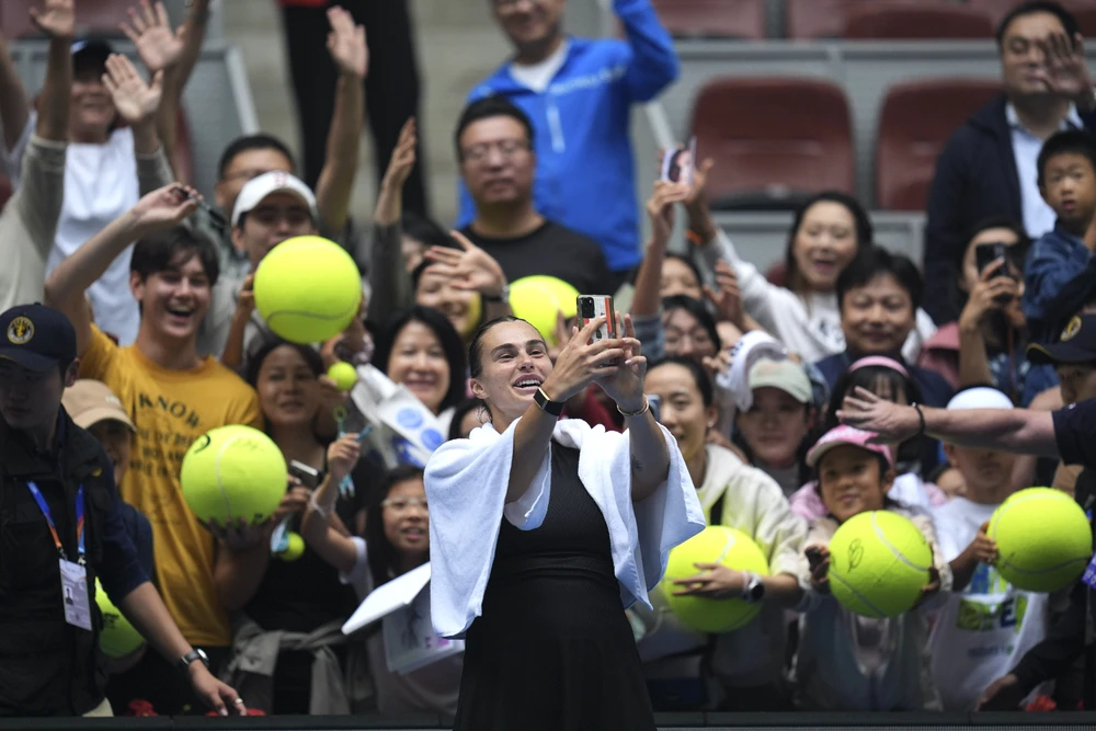 Sabalenka chụp hình cùng khán giả hâm mộ Trung Quốc tại Beijing