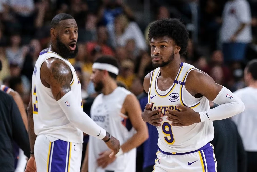 LeBron ngoái nhìn con trai Bronny của mình