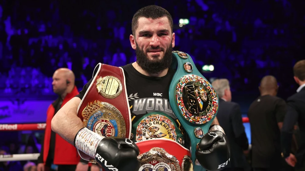 Beterbiev đang sở hữu các đai WBC, IBF và WBO hạng dưới nặng