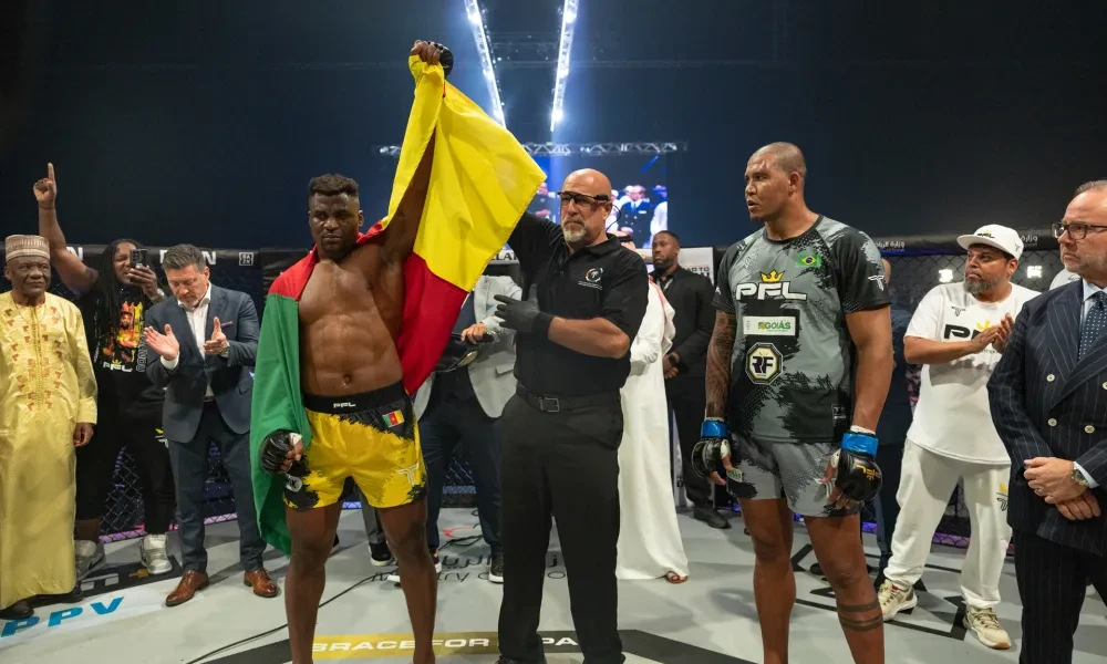 Ngannou giơ cao cờ Cameroon