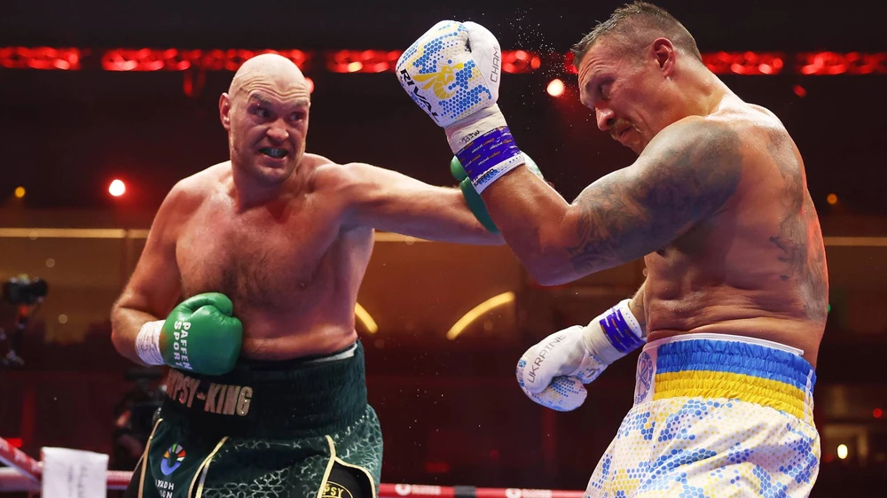 Fury và Usyk trong trận đấu đầu tiên