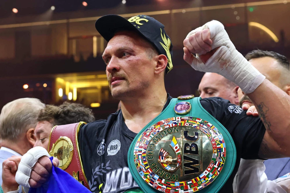 Usyk ở thời điểm "nhất thống giang hồ" hạng cân nặng, hiện anh không còn sở hữu đai IBF