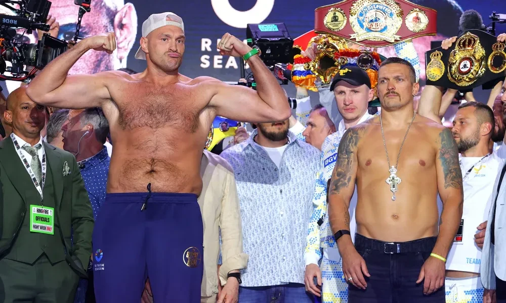 Usyk (phải) và Fury trước trận đấu đầu tiên