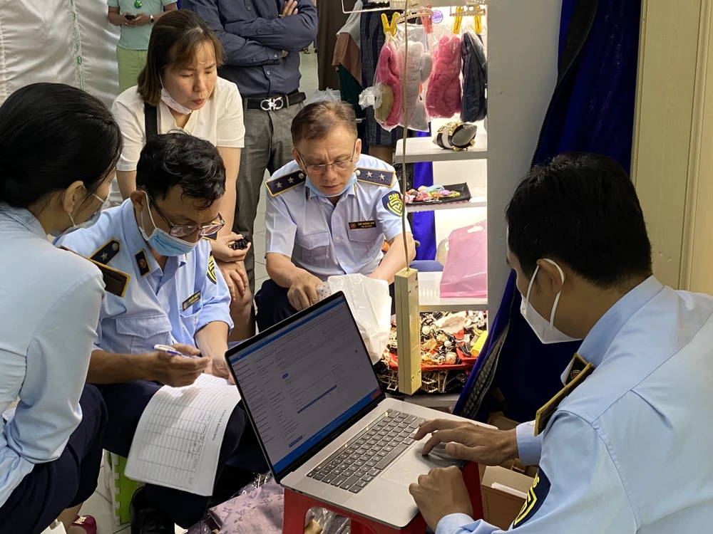 Lực lượng QLTT TPHCM kiểm tra cơ sở kinh doanh hàng giả, hàng không rõ nguồn gốc tại Trung tâm Thương mại Saigon Square