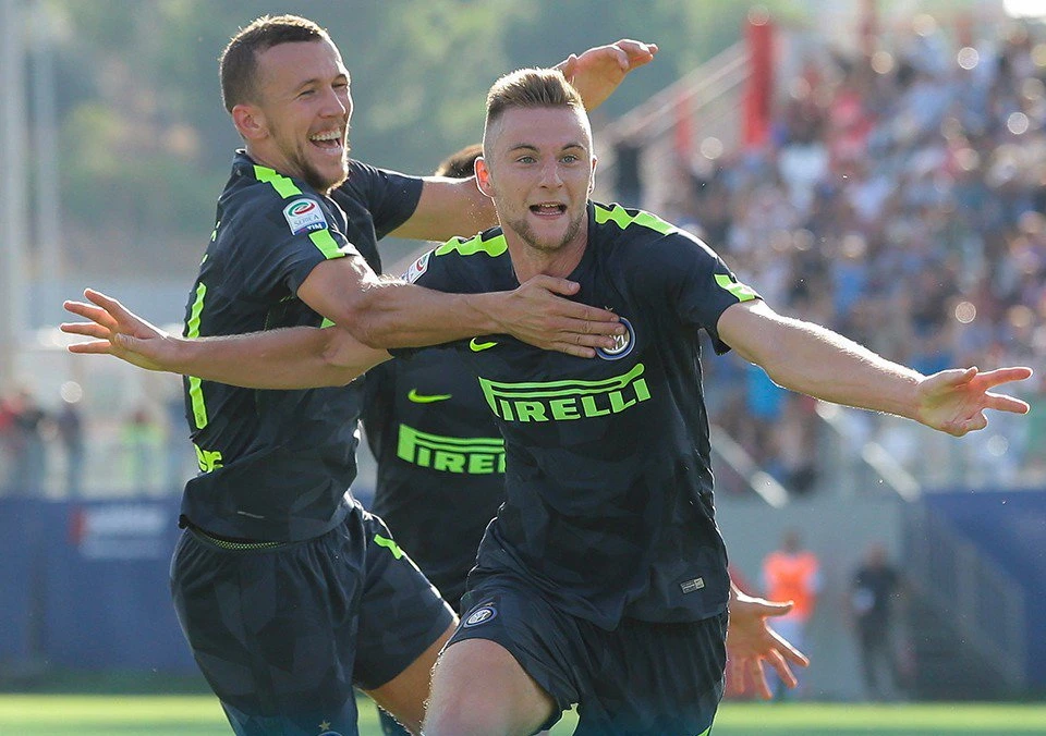 Ivan Perisic (trái) ăn mừng bàn thắng của Milan Skriniar vào lưới Crotone. Ảnh: Getty Image.