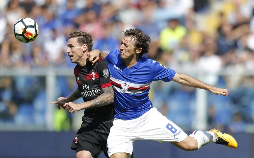 Nikola Kalinic (trái, AC Milan) bị Edgar Barreto Sampdoria) kèm chặt. Ảnh: Mediaset.