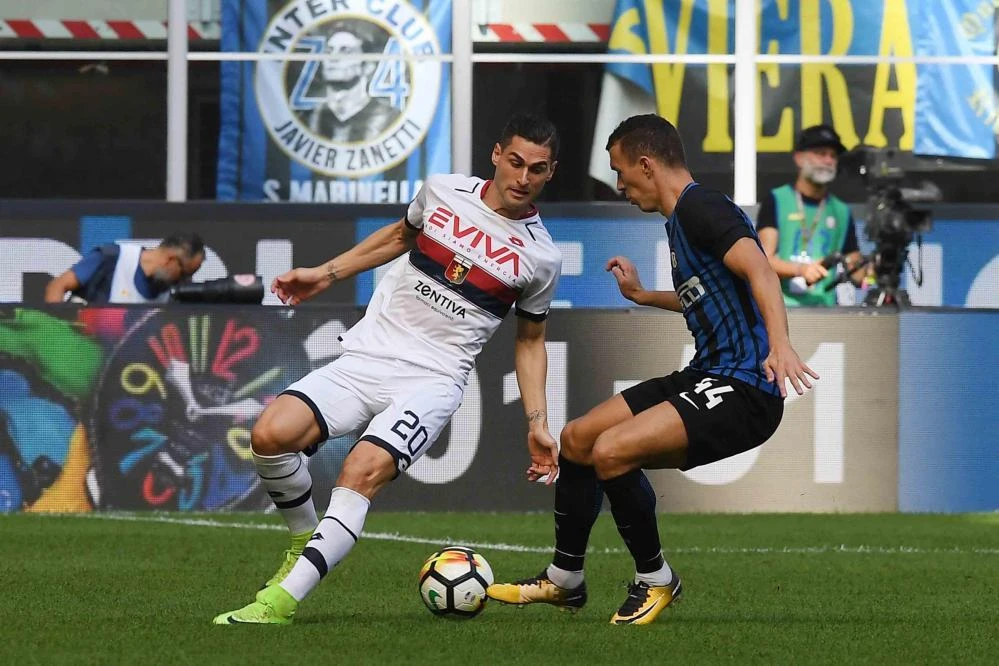 Aleandro Rosi (Genoa) truy cản pha đi bóng của Ivan Perisic (Inter). Anh: Mediaset.