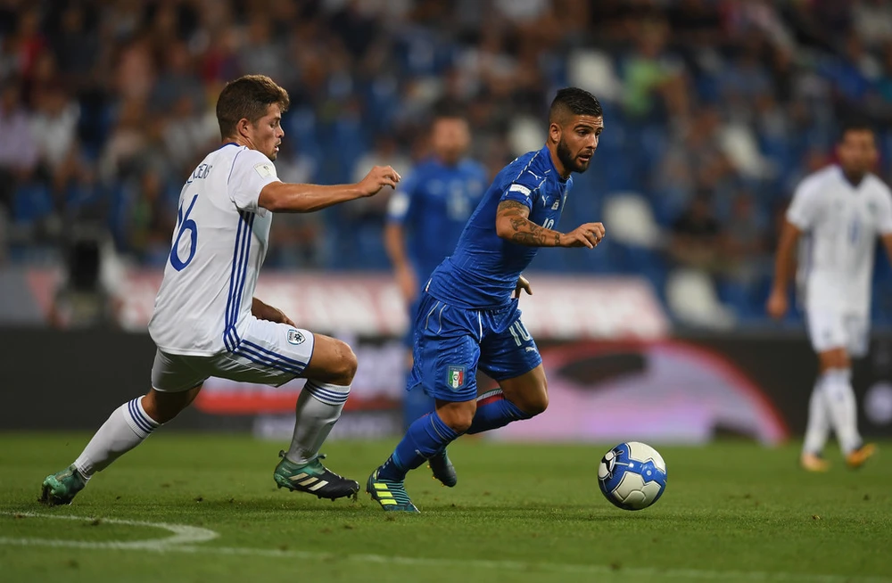 Lorenzo Insigne (trái, Italia) đi bóng qua hậu vệ Israel. Ảnh: Getty Images.