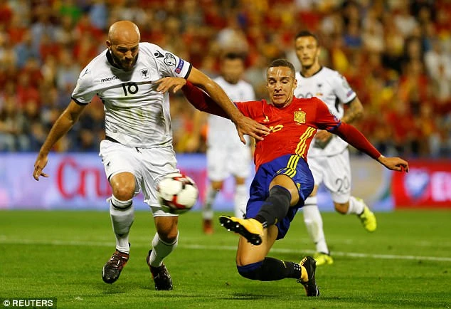 Rodrigo (phải, Tây Ban Nha) tung cú sút chéo góc, mở tỷ số trước Albania. Ảnh: Getty Images.