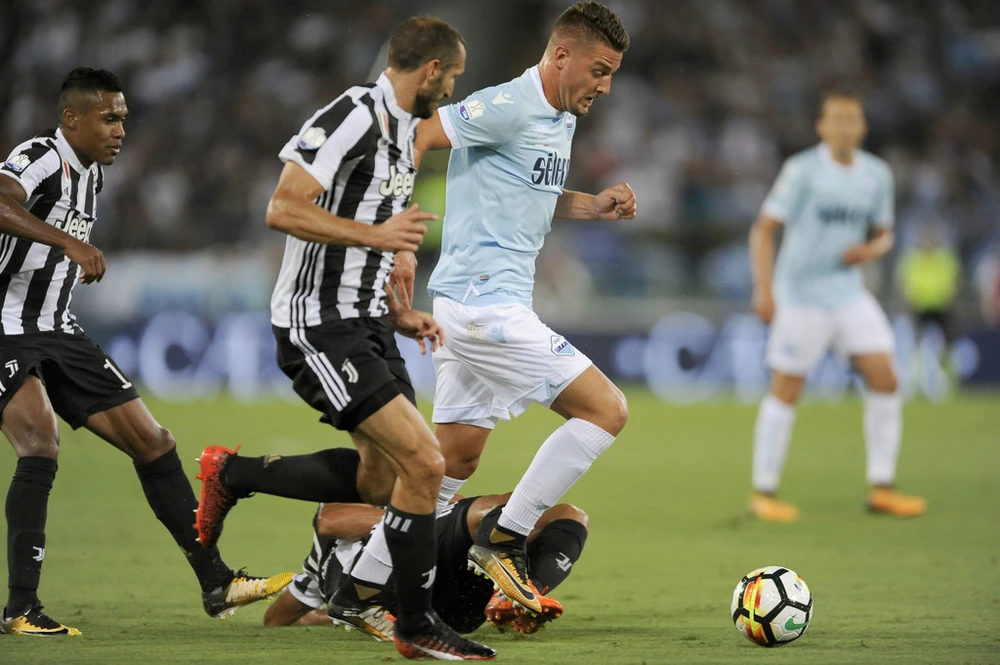 Sergej Milinkovic Savic (phải, Lazio) bứt phá qua trung vệ Giorgio Chiellini (Juventus). Ảnh: Getty Images.