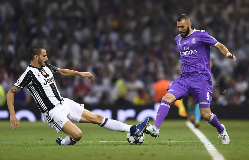 Juventus (trái, Leonardo Bonucci) dù thua trận chung kết Champions League nhưng vẫn kiếm nhiều hơn Real Madrid (Karim Benzema) đến 20 triệu EUR. Ảnh Getty Image.