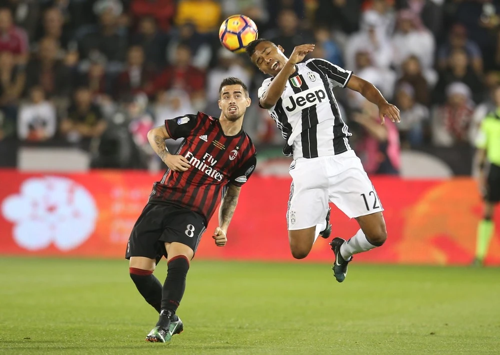 Fernandez Suso (trái, AC Milan) tranh bóng với Alex Sandro (Juventus). Ảnh: Getty Images.
