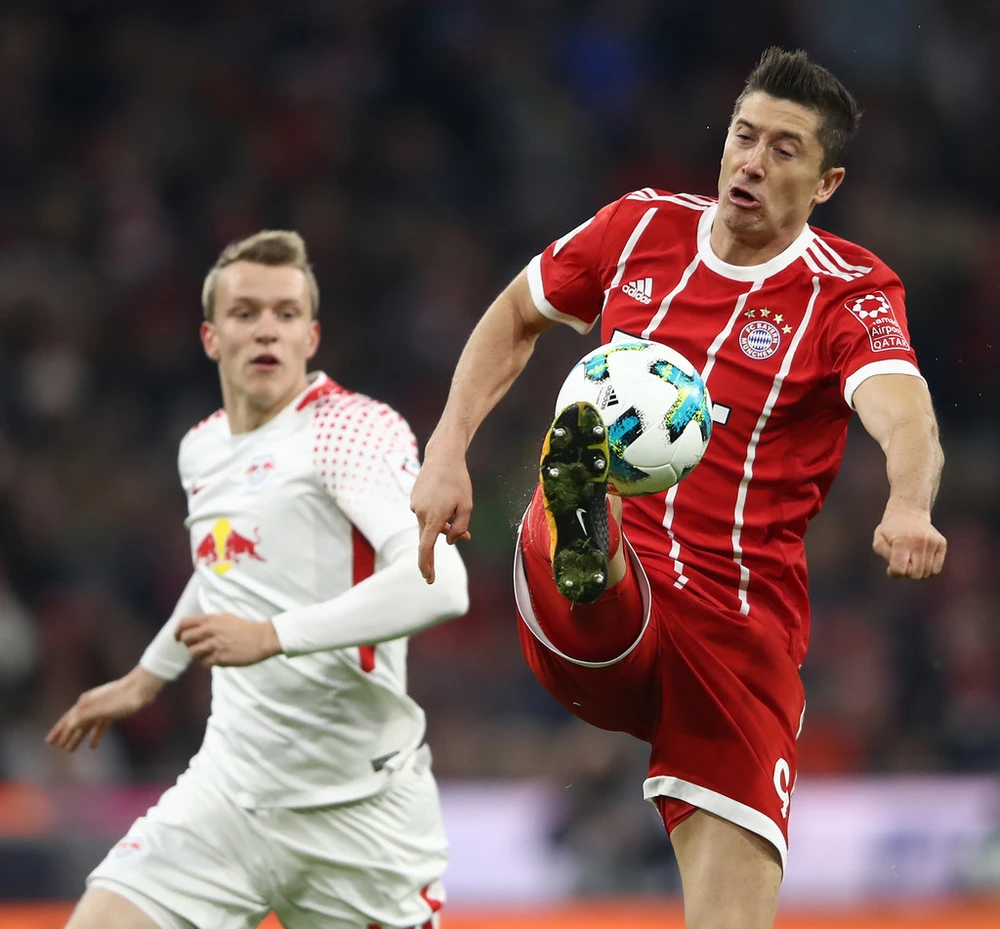 Robert Lewandowski (phải, Bayern Munich) ấn định tỷ số 2-0. Ảnh: Getty Images.