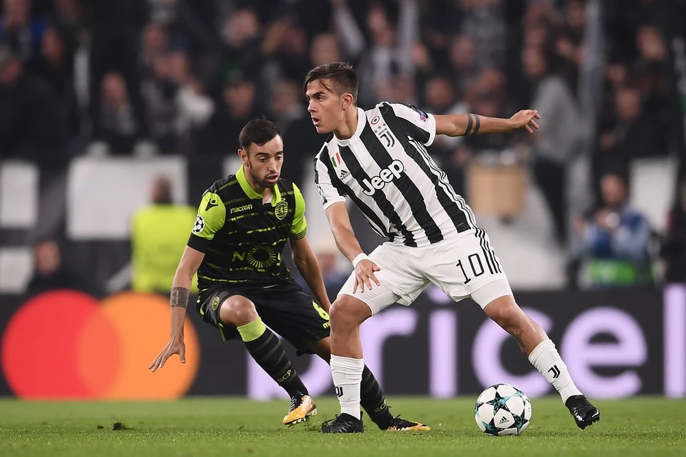 Paulo Dybala (phải, Juventus) đi bóng qua hàng thủ Sporting. Ảnh: Getty Images.