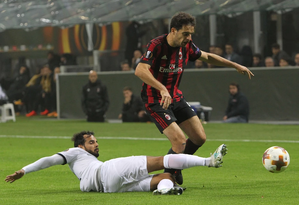 Rodrigo Galo (trái, AEK Athens) phạm lỗi với Giacomo Bonaventura (AC Milan). Ảnh: Getty Images.