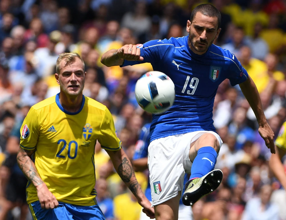 Trung vệ Leonardo Bonucci (phải, Italia) phá bóng trược tiền đạo John Guidetti (Thụy Điển). Ảnh: Getty Images.