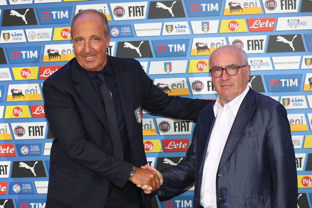 Chủ tịch FIGC Carlo Tavecchio (phải) đã sai lầm khi trao đội tuyển cho Giampiero Ventura. Ảnh: Getty Images.