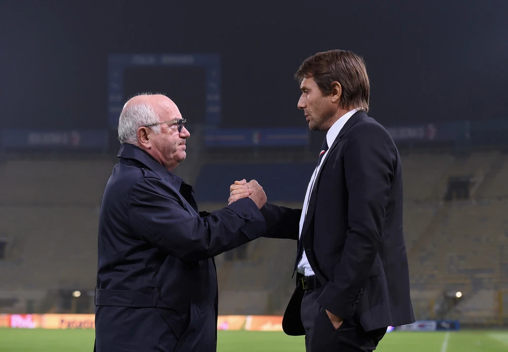 Antonio Conte sẽ phải nhớ ơn Chủ tịch FIGC Carlo Tavecchio, bởi Azzurri là bệ phóng đưa ông đến Chelsea. Ảnh: Getty Images.
