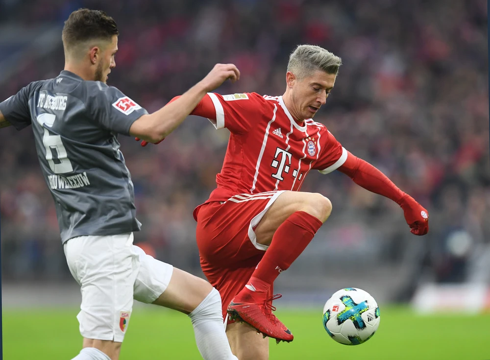  Robert Lewandowski đã ghi 2 bàn giúp Bayern Munich đè bẹp Augsburg 3-0. Ảnh: Getty Images.
