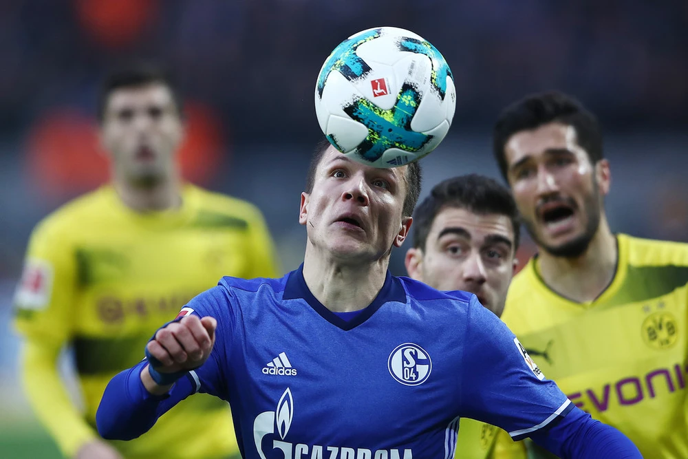 Yevhen Konopljanka (Schalke) vượt qua hàng phòng thủ chết trân của Dortmund. Ảnh: Getty Images.