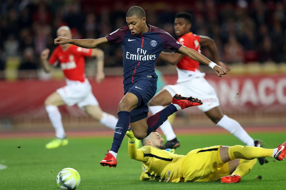 Tiền đạo Kylian Mbappe (Paris Saint Germain) vượt qua thủ thành Monaco. Ảnh: Getty Images. 