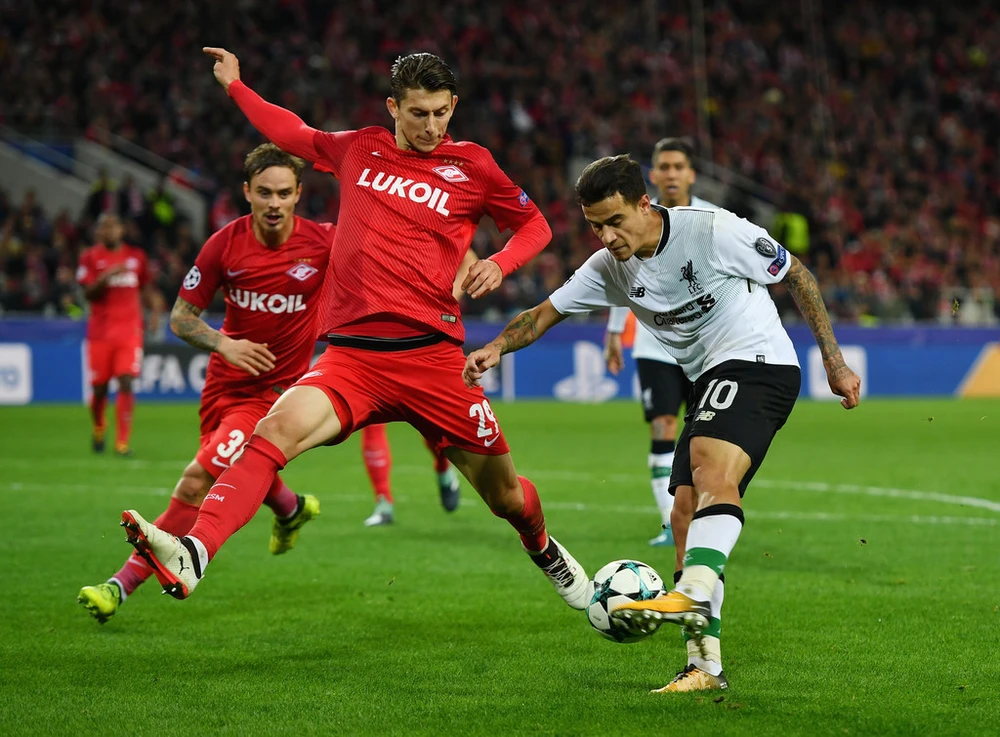 Philippe Coutinho (phải, Liverpool) dứt điểm trước khung thành Spartak Moscow. Ảnh: Getty Images. 