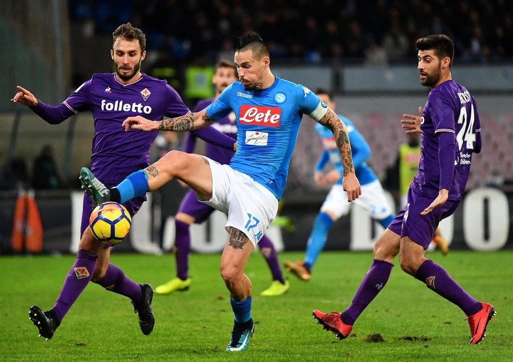 Marek Hamsik (Napoli) giữa vòng vây hậu vệ Fiorentina. Ảnh Getty Images.